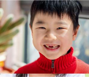 Усміхнена 5-річна дитина без кількох зубів