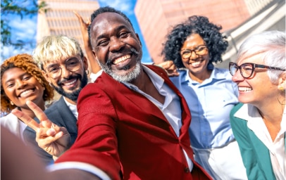 Група усміхнених людей