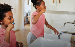 усміхнена жінка перед ноутбуком