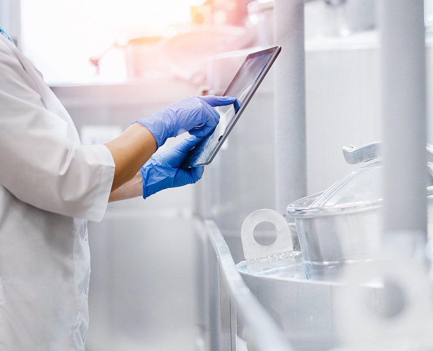 Крупний план лікаря за планшетом