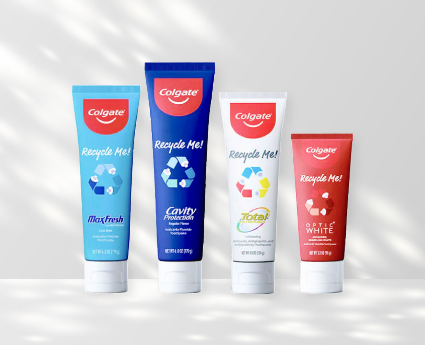 Молода жінка під час чищення зубів