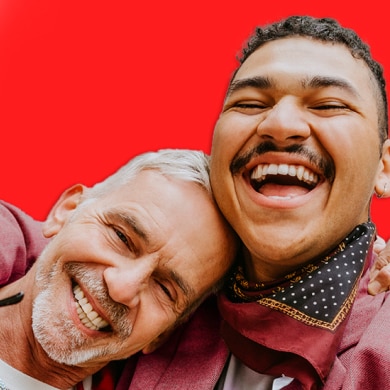 пара веселиться та широко усміхається