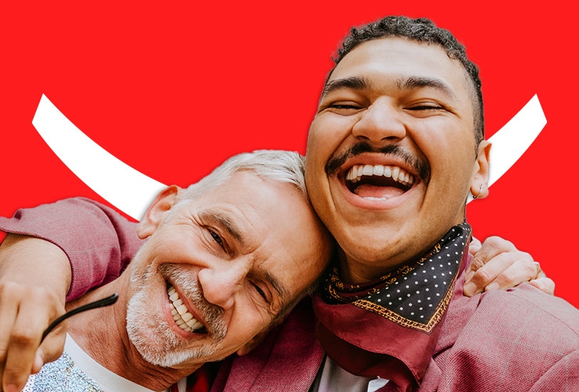 пара веселиться та широко усміхається