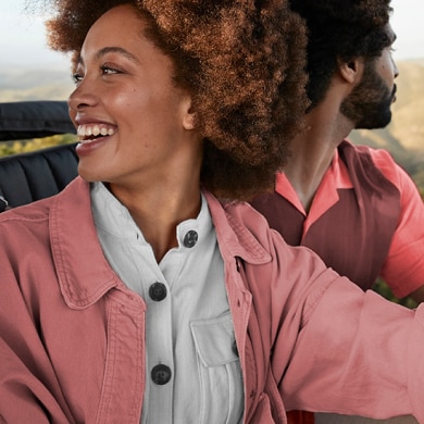 усміхнена пара на природі