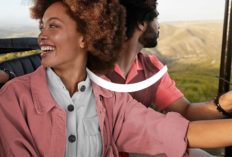 усміхнена пара на природі