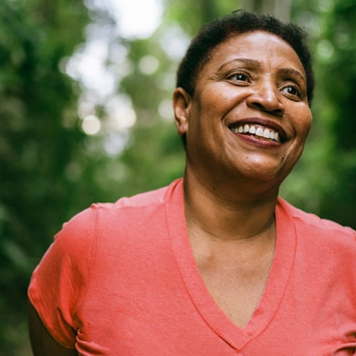 Літня жінка посміхається