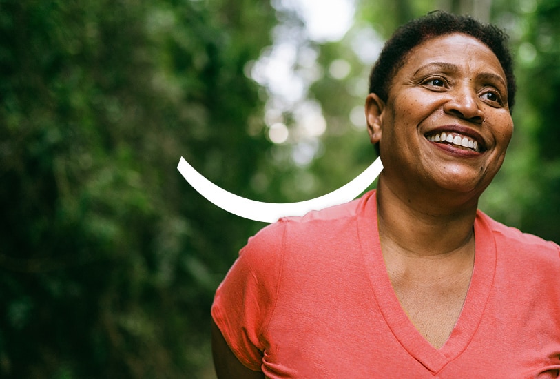 Літня жінка посміхається