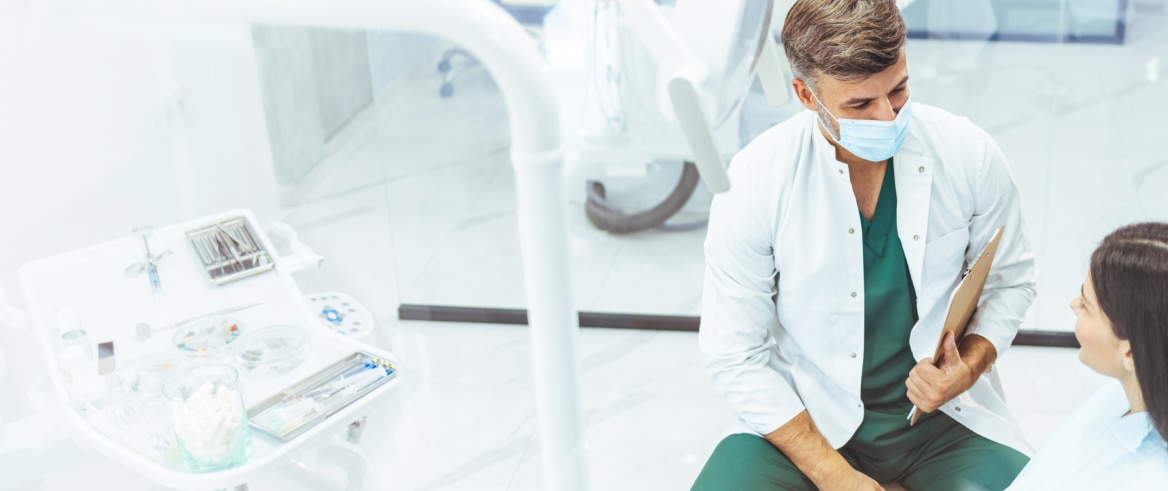 Стоматолог і його пацієнт.  