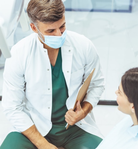 Стоматолог і його пацієнт.  