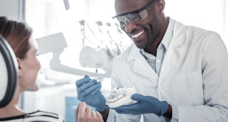 Стоматолог лікує жінку