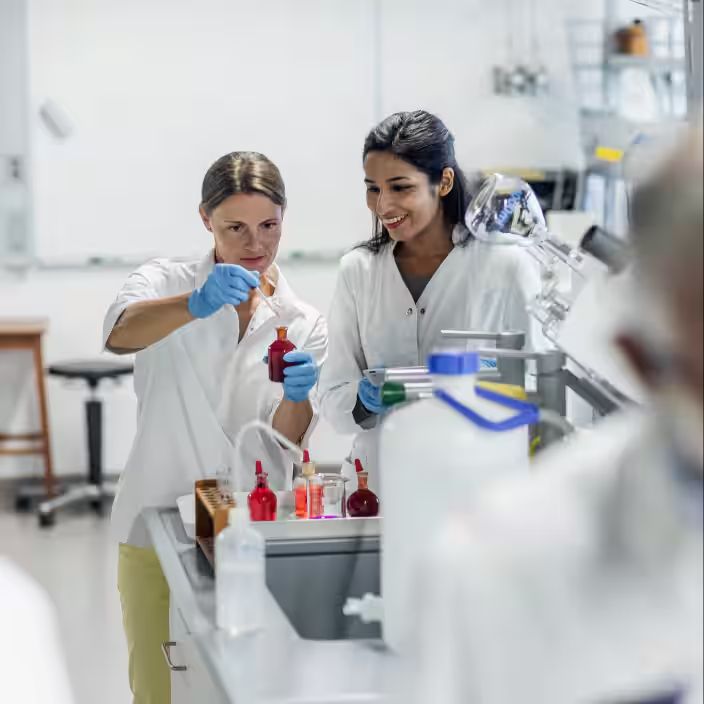 люди в лабораторії