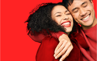 Щаслива жінка з дитиною на дитячій гірці