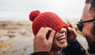 Жінка з рюкзаком гуляє з другом на природі та всміхається