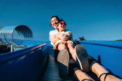 мама з донькою в парку